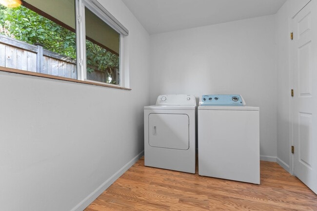 Building Photo - 4bd/2ba Seattle House