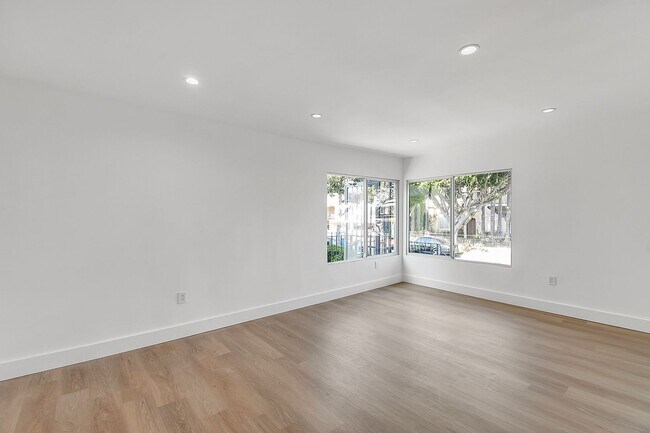 Interior Photo - 921 N Gardner St