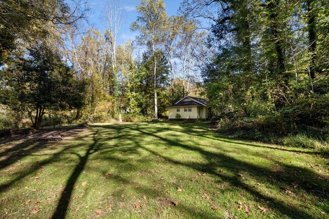 Building Photo - Updated Cottage on Haw Creek!
