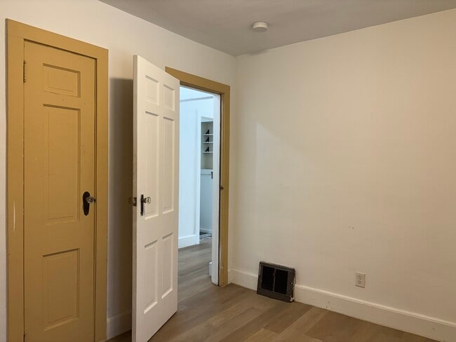 Building Photo - 317 N Monroe St