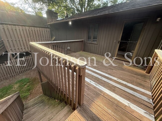 Building Photo - Charming 3 Bedroom Home Near Country Club ...
