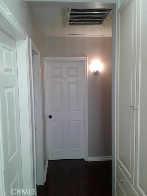 Building Photo - 924 W George St