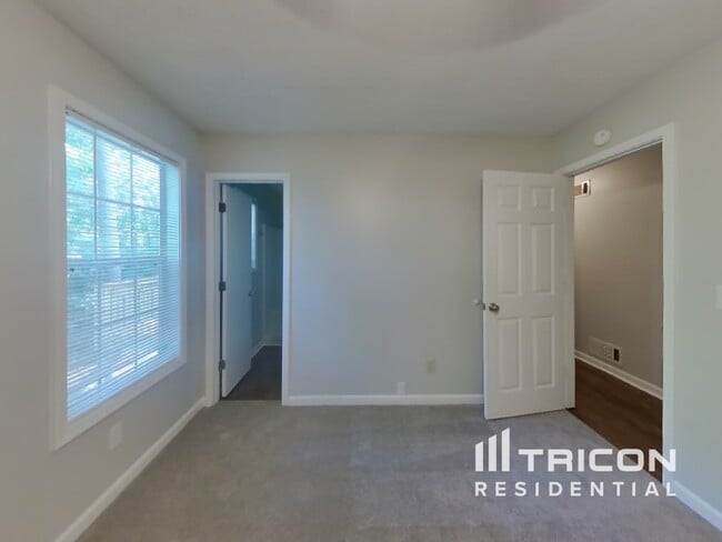 Building Photo - 1025 Brenton Dr NW