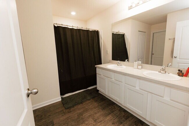 Building Photo - 4 Bedroom 2 bath home for rent