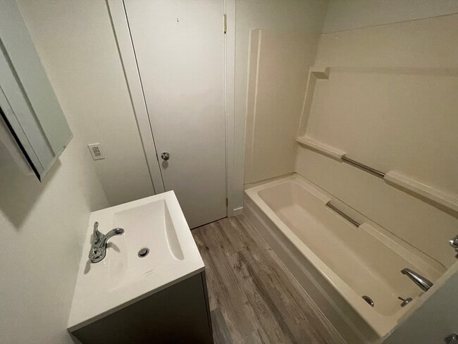 Building Photo - 130 Marlborough St