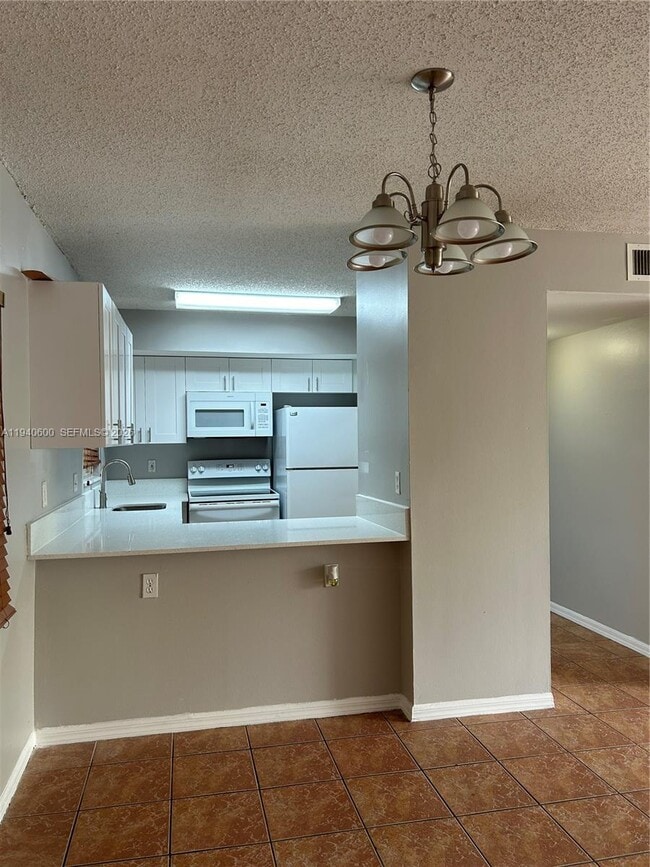 Building Photo - 6225 SW Kendale Lakes Cir