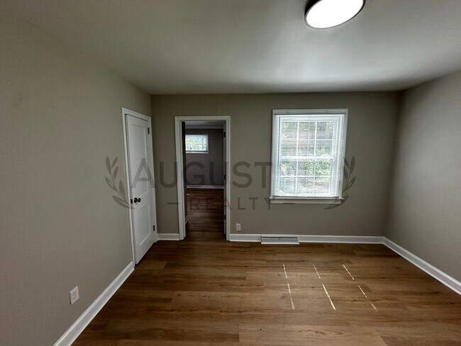 Building Photo - 2723 Robin Hood Dr