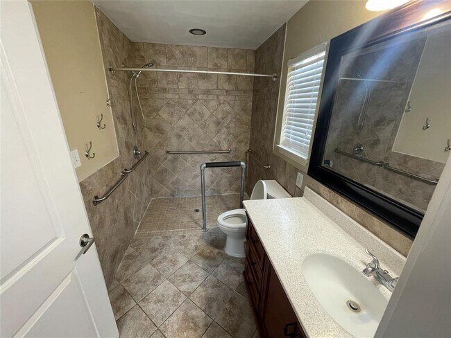 Building Photo - 111 Hillview Ln