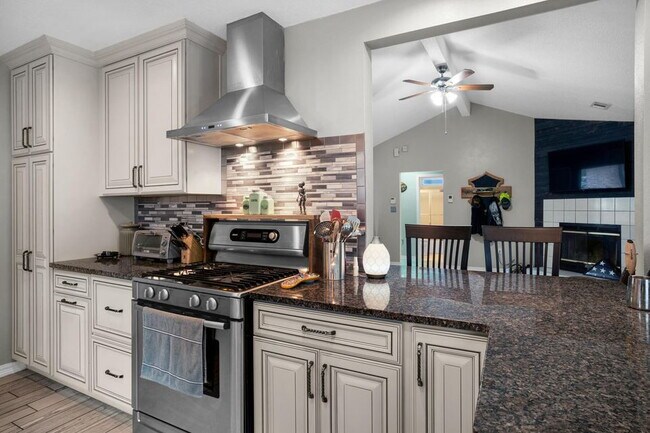 Building Photo - Featuring 3 spacious bedrooms and 2 full b...