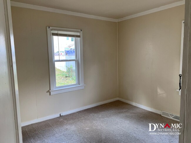 Building Photo - 4+ Bedroom, 2 Bath House By Augustana and USF