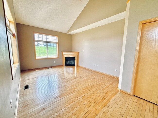 Building Photo - Spacious 3bed Townhome in Coon Rapids.  FI...