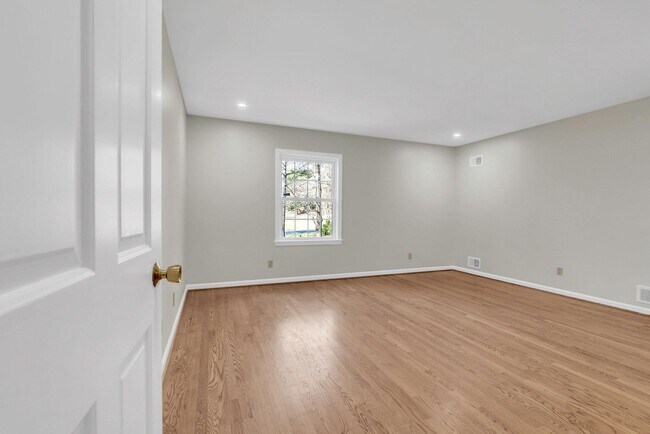 Building Photo - 8616 Chateau Dr