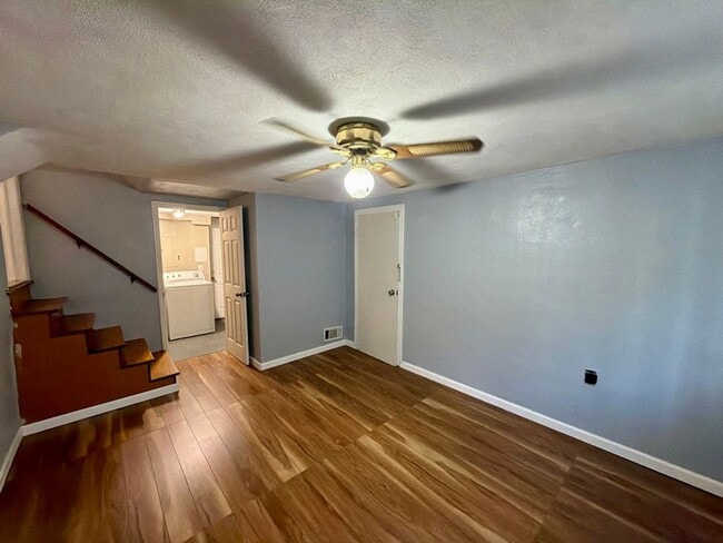 Building Photo - 18 Aquilla Ave