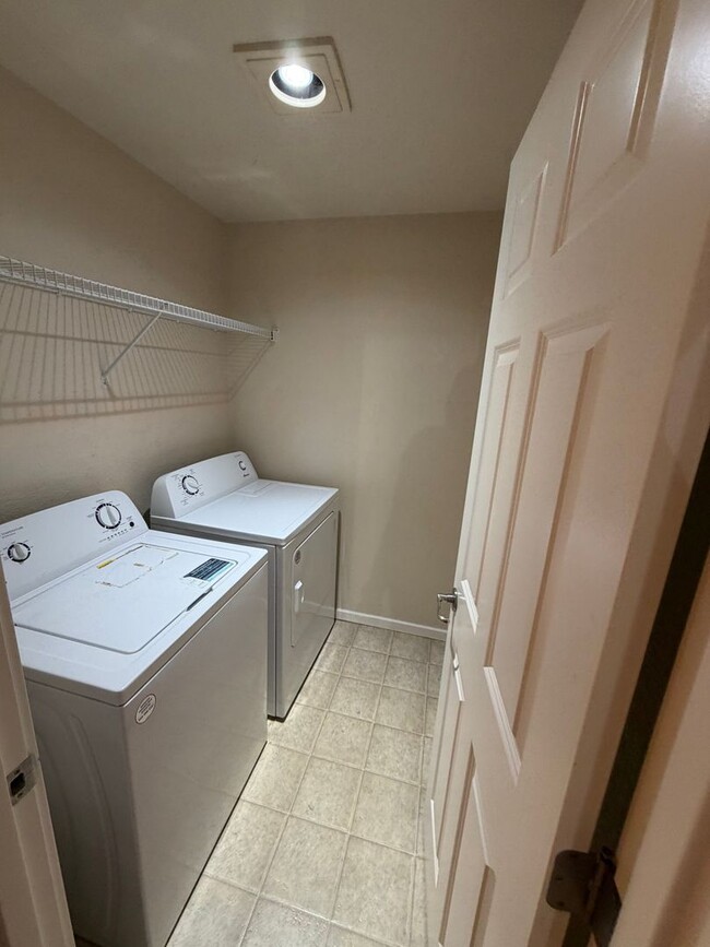 Building Photo - Bellevue/Factoria 2bd 1bath Condo for Rent!