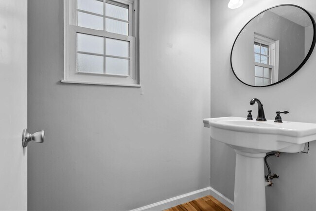 Building Photo - 215 Darrell Dr