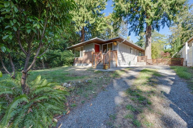 Building Photo - **NO SHOWINGS, WE ALREADY HAVE AN APPLICAT...