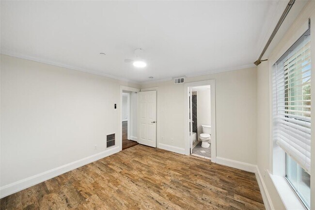 Building Photo - 1621 Heights Blvd