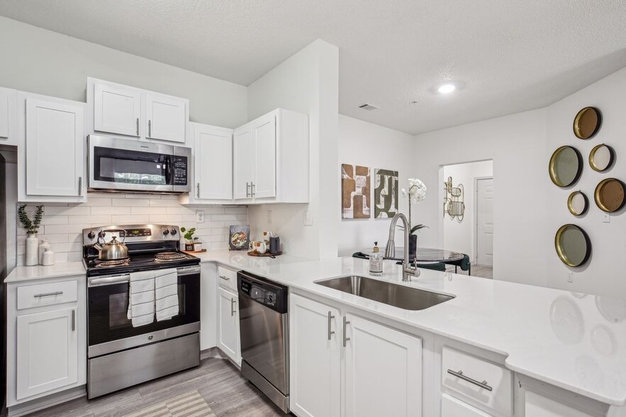 B3U Kitchen 1 - Halston Shiloh Valley Apartments