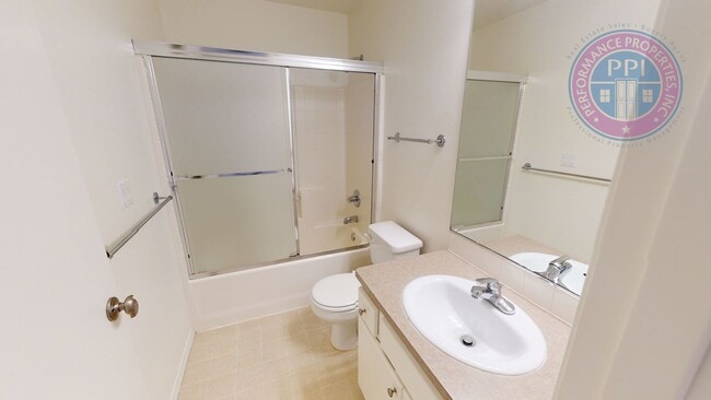 Building Photo - Updated Townhome with Detached Garage! Close to Shops & Restaurants