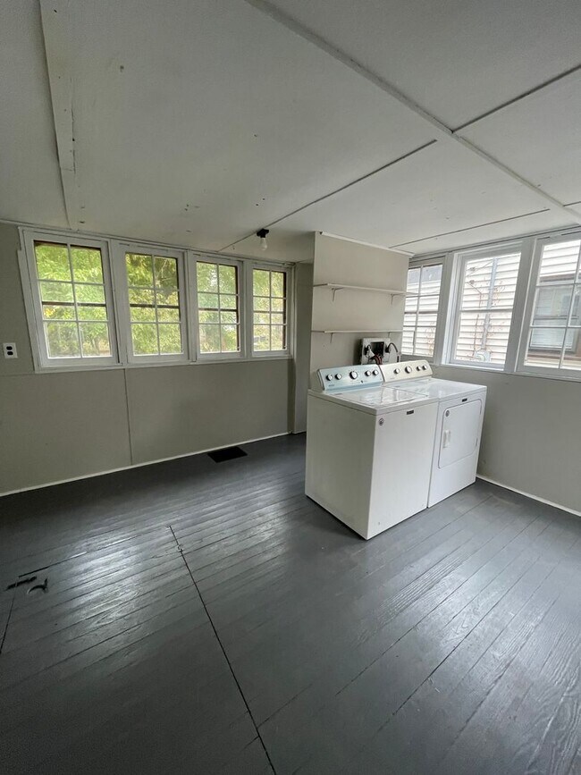 Building Photo - 1428 Grove St