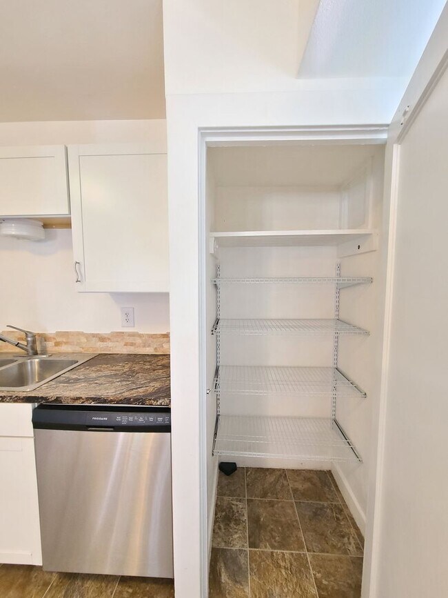 Building Photo - $2,200- 4 Bed / 2 Bath House on an Almost ...