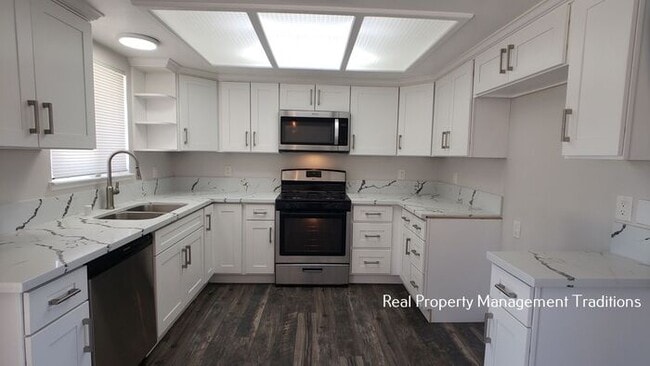 Building Photo - Lake Los Angeles 3 + 2 with HUGE yard!