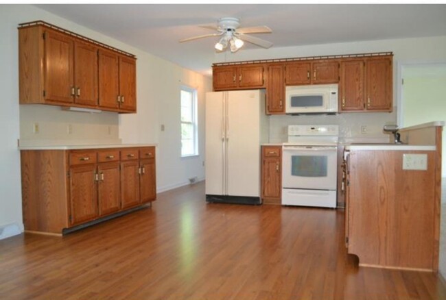 Building Photo - For Rent: Charming 3-Bedroom Pet-Friendly ...