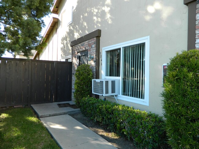 Building Photo - Townhouse w/ Garage & Private Patio, Walki...