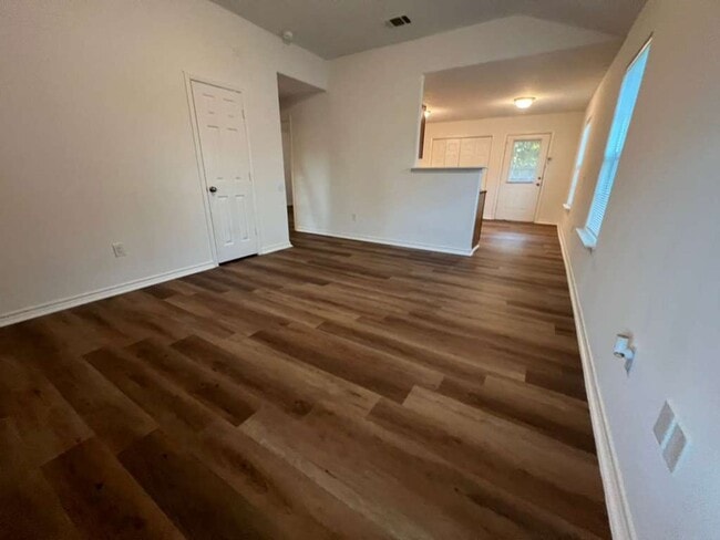 Building Photo - Very well maintained 2 bed 1 bath - move i...