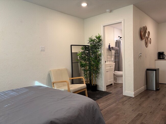 Building Photo - Renovated Studio