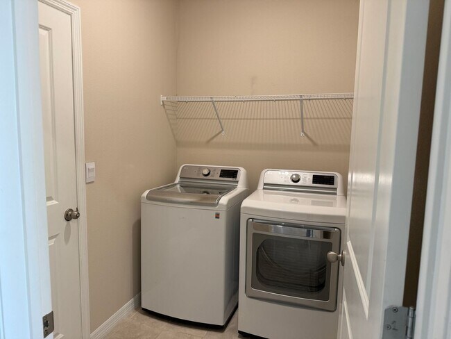 Building Photo - 3 Bedroom 2.5 Bath Single Family Home Prom...
