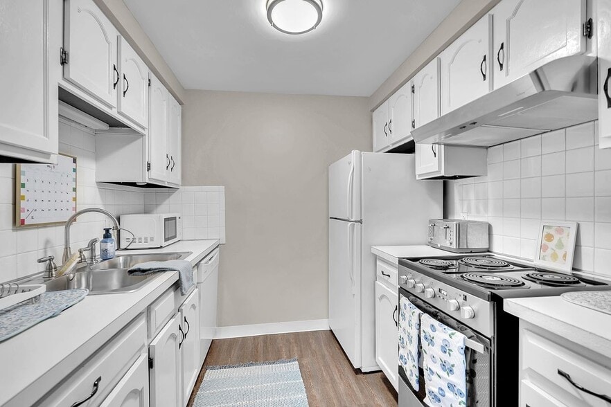 Building Photo - 225 Charter Oaks Dr