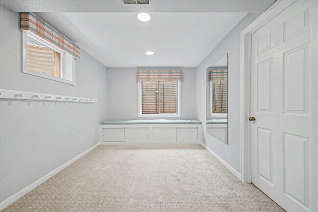 Building Photo - "Spacious 4-Bedroom Oasis with 4 Full Baths in Prime Englewood Location – 3306 Sq. Ft. of Comfort...