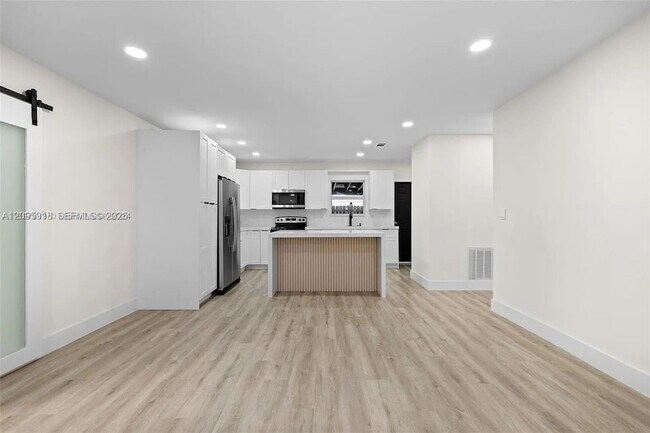 Building Photo - 331 W 40th Pl