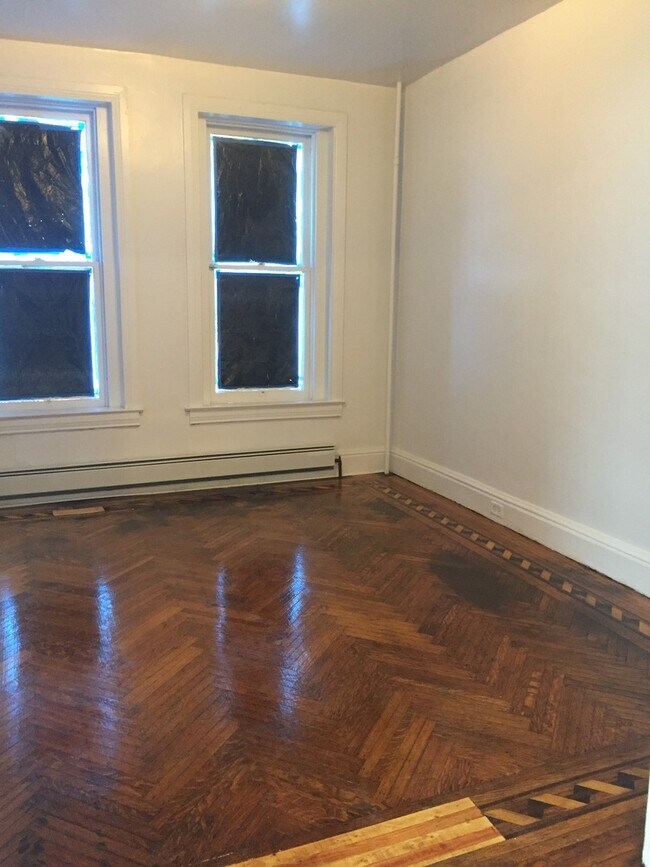 Building Photo - 5 Bedroom, 1 Bath, Parking-York City SD