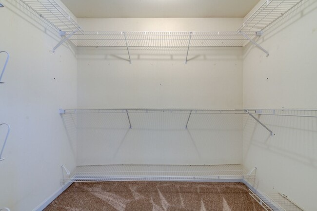 Building Photo - SPACIOUS 3 BEDROOM 2 BATH W/2 CAR GARAGE