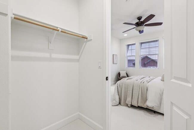 Building Photo - Beautiful Corner-Unit Townhome Near Downtown – 4 Bed | 3 baths