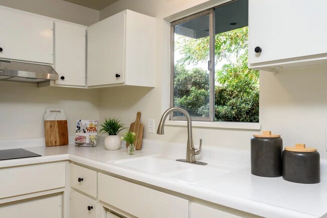 Building Photo - Charming Redwood City one bedroom one bath...