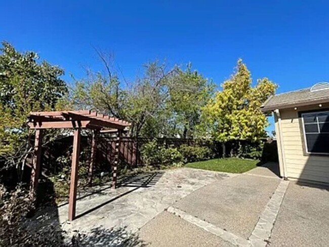 Building Photo - $4830 -- Stunning 4-Bedroom Home in Desira...