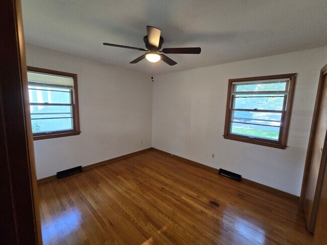Building Photo - Beautiful 4 bedroom behind the Golf Coarse