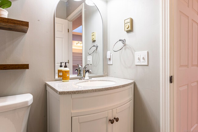 Building Photo - 187 Lovers Ln