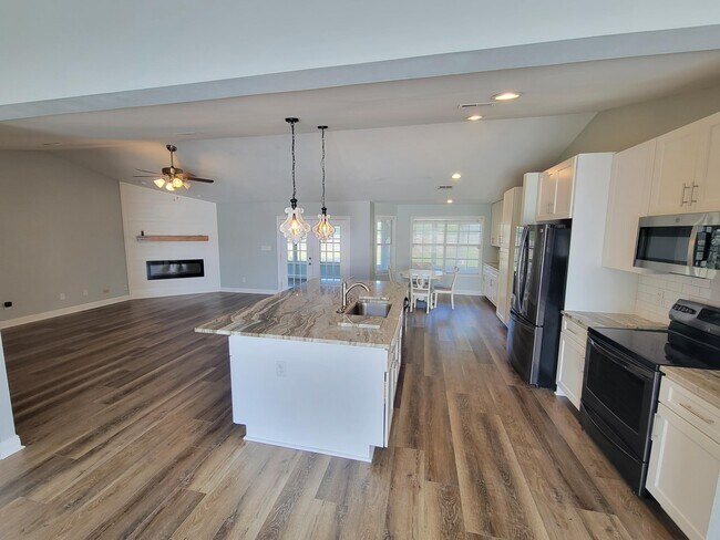 Building Photo - 3808 Saber Tooth Cir