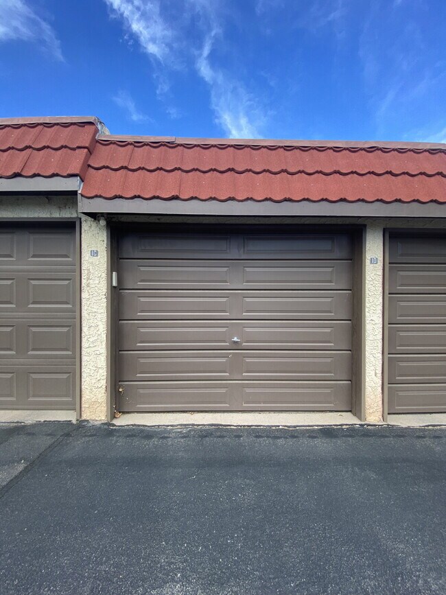 Building Photo - 1BR/1Bath Condo w/Single Car Garage