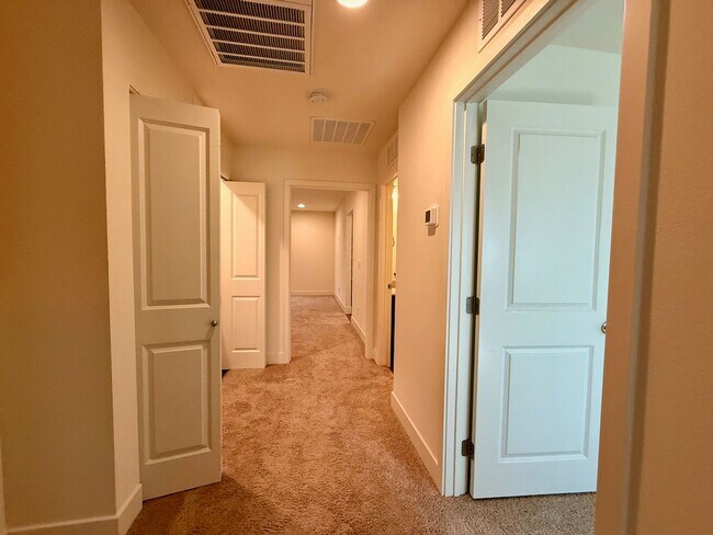 Building Photo - 3 BED 2.5 BATH 2 CAR GARAGE TOWNHOUSE w/ PRIVATE BACKYARD in GATED COMMUNITY.