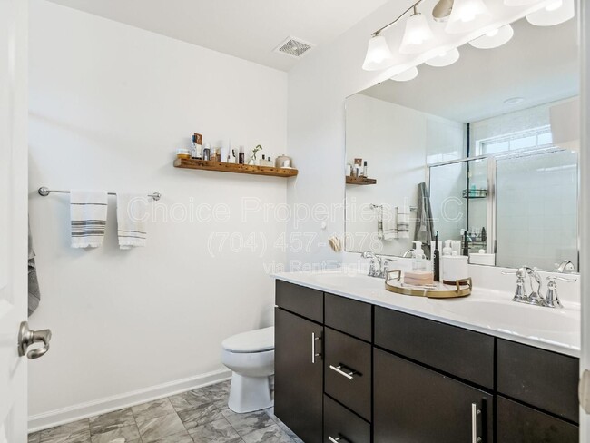 Building Photo - 4027 Zilker Park Dr