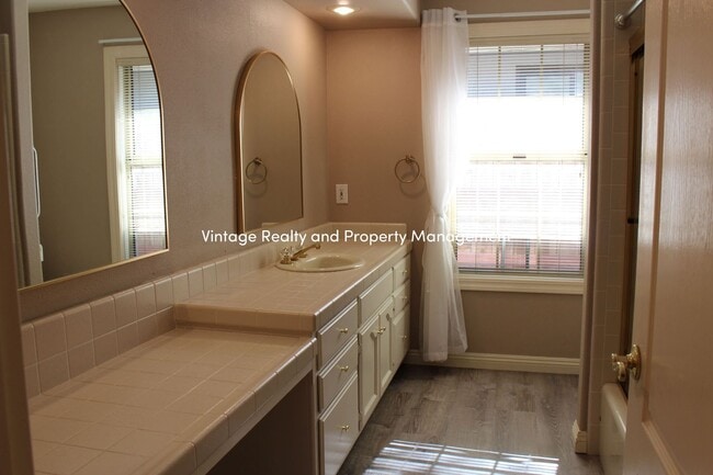 Building Photo - Top Of The Line Big 2/3 Bedroom Single Story Home Ready to Go!!!