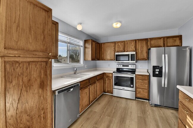 Building Photo - $2,540.95 with $300 off the first month's Rent- 4 Bedroom, 1.5 Bath, Single Family Home in Aurora...