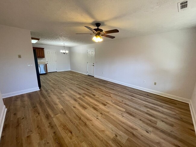 Building Photo - Updated 3/2 House in Silver Creek- $1,495