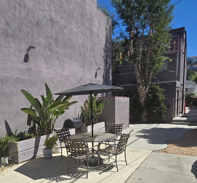 Building Photo - 1116 E Palmer Ave