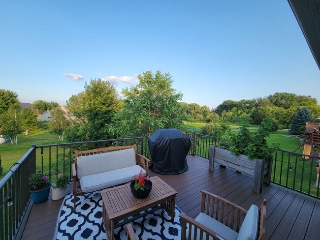Building Photo - Updated Home with Pond Views in NW Rochester location!
